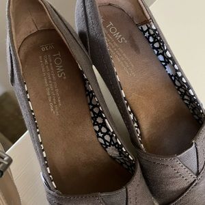 Tom’s canvas pumps